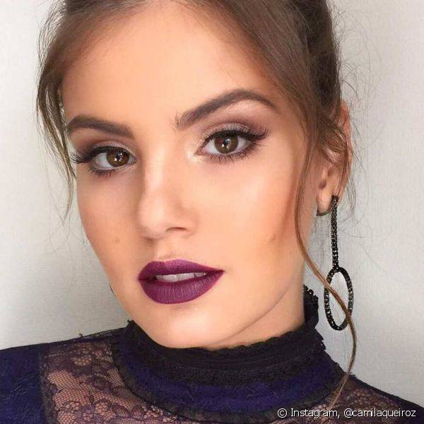 O batom roxo foi um dos escolhidos de Camila Queiroz para o look boca tudo da atriz (Foto: Instagram @camilaqueiroz)